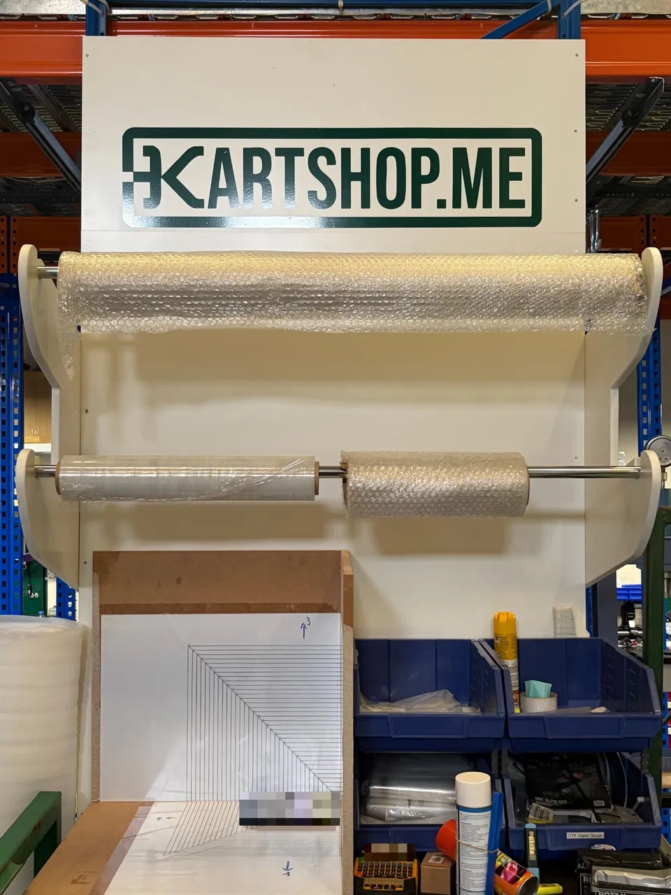 Packing station for shipments, under the Kartshop sign